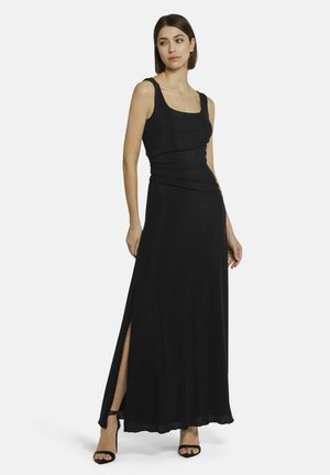 Schwarzes, ärmelloses Maxikleid mit einem quadratischen Ausschnitt, das eine geraffte Taille und einen seitlichen Schlitz aufweist. Glatter Stoff mit einem leichten Schimmer.
