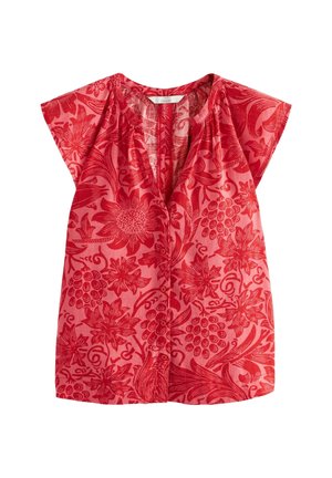 Rød kortærmet bluse med V-udskæring og knapper foran, med et mønster af blomster og bær over det hele.