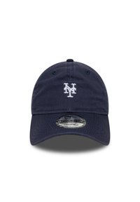 Tums zils beisbola cepure, kas izgatavota no kokvilnas, ar izliekto maldību, izšūtu balto "NY" logotipu un regulējamu siksnu aizmugurē.