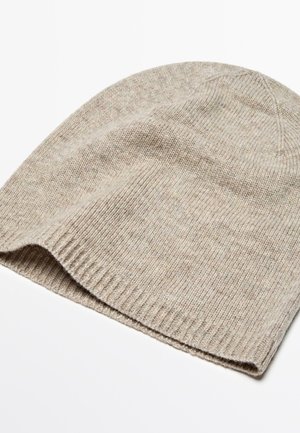 Lys beige strikket hue med en blød tekstur, der har en ribbet kant og en sømløs krone, perfekt til tilbehør til koldt vejr.