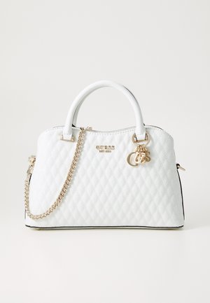 Sac en cuir matelassé blanc avec une chaîne dorée, des détails de logo et des accents noirs solides le long des bords. Texture lisse.