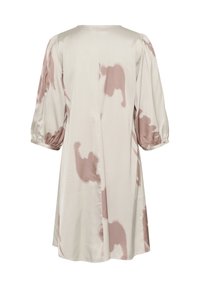 Kortärmad, ljus beige klänning med ett rosa abstrakt mönster, med rund halsringning och rynkade ärmar. Mjuk tyggtextur.