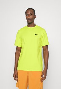 Nike Performance HYVERSE - T-Shirt sport - bright cactus/black