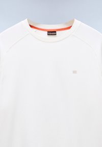 Felpa off-white realizzata in tessuto morbido, con colletto rotondo e maniche raglan. Piccolo dettaglio del logo sul petto. Texture liscia.