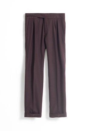 Pantalones de traje marrón oscuro con una textura suave, con pliegues en la parte delantera y puños enrollados. Presenta bolsillos laterales para mayor funcionalidad.
