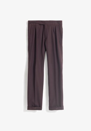 Pantalones de traje marrón oscuro con una textura suave, con pliegues en la parte delantera y puños enrollados. Presenta bolsillos laterales para mayor funcionalidad.