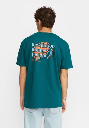 Türkisfarbenes Baumwoll-T-Shirt mit einem Rückendruck in Orange und Blau mit der Aufschrift "Revolution Runners Delight", der eine laufende Figur und einen Globus zeigt.