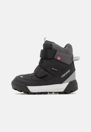 Sort og grå viking vinterstøvle med to velcrobånd, tyk sål, Gore-Tex mærke og træk-flig på hvid baggrund.