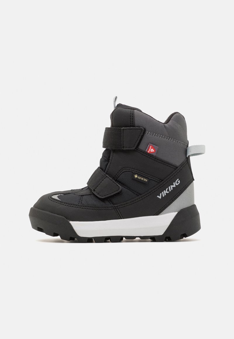 Botte d’hiver Viking noire et grise avec deux bandes Velcro, semelle épaisse, étiquette Gore-Tex et languette de tirage sur fond blanc.