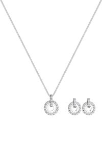 Sølv halskæde og matchende øreringe med cirkulære designs, der har en indre og ydre ring, prydet med klare krystaller.