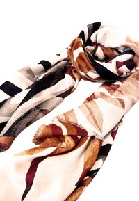 Sciarpa multicolore con motivi astratti nelle tonalità di marrone, nero e crema. Tessuto morbido con bordi frangiati, design leggero.