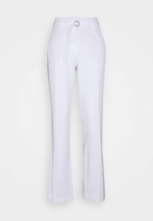 Pantalon blanc taille haute avec passants de ceinture à l'avant et boucle anneau argentée, jambes droites ajustées et plis marqués.