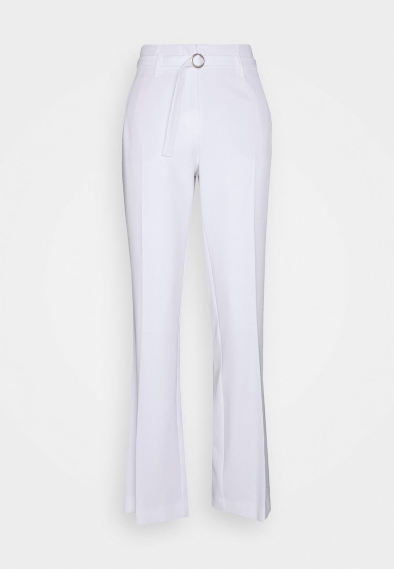 Pantalon blanc taille haute avec passants de ceinture à l'avant et boucle anneau argentée, jambes droites ajustées et plis marqués.