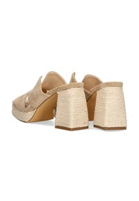 Mules de ante beige con plataforma y puntera abierta, que cuentan con una amplia cinta en el pie y tacones de bloque texturizados y trenzados.