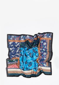 Pañuelo de seda con patrones intrincados de cachemira, flores y rayas en tonos azul, verde, rojo y dorado, mostrado plano sobre un fondo blanco.