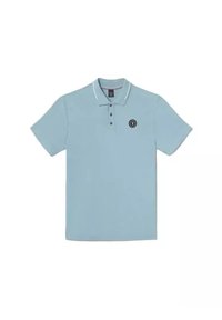 Lichtblauwe polo met korte mouwen, drievoudige knoopsluiting en een ronde logopatch op de linkerborst. Heeft contrasterende witte kraagafwerking.