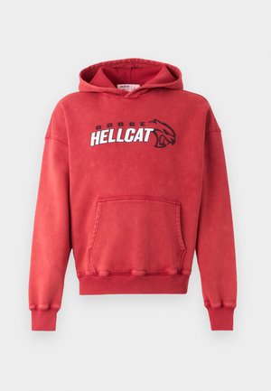 Roter Baumwoll-Hoodie mit Vordertasche. Mit dem "DODGE HELLCAT"-Logo in Weiß und Schwarz auf der Brust. Gerippte Bündchen und Saum. Weiche Textur.