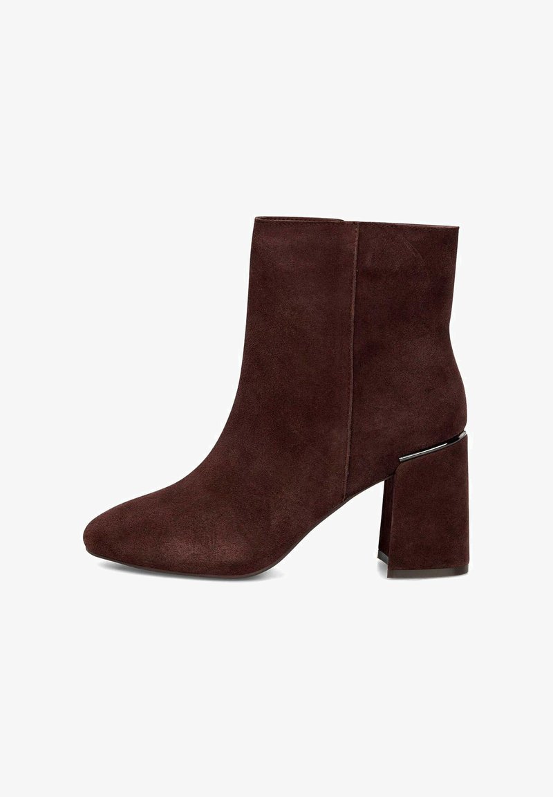 Botín de ante marrón hasta el tobillo con punta afilada y tacón cuadrado grueso, que presenta un diseño elegante y minimalista con un acento metálico en el tacón.