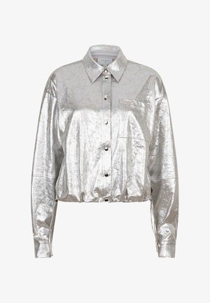 Zilveren metallic button-up shirt, met een kraag, lange mouwen, een cropped zoom en een enkele borstzak, met een gladde, glanzende textuur.