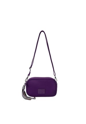 Pequeño bolso de hombro rectangular morado con correa ajustable, cierre de cremallera y borla decorativa de tela estampada unida al tirador de la cremallera.