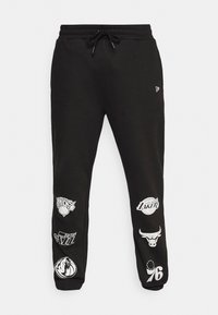 Svarta sweatpants med resåren i midjan, med logotyper från fem basketlag på de nedre benen. Mjukt material, tapered fit.