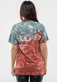 Paradiso Clothing BOB MARLEY EXODUS PLAYLIST DYE WASH - Print T-shirt - red
