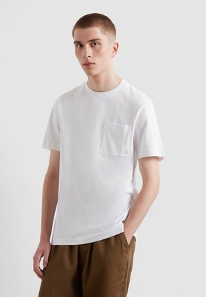 Witte katoenen T-shirt met een ronde hals, korte mouwen en een borstzak. Recht gesneden ontwerp met een gladde textuur en minimale accenten.