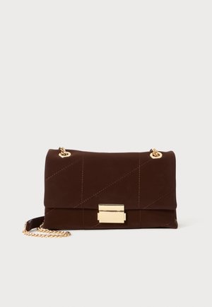 Sac à main en cuir marron avec un design matelassé, quincaillerie dorée et une bandoulière en chaîne. Comprend un rabat rectangulaire et un fermoir métallique.