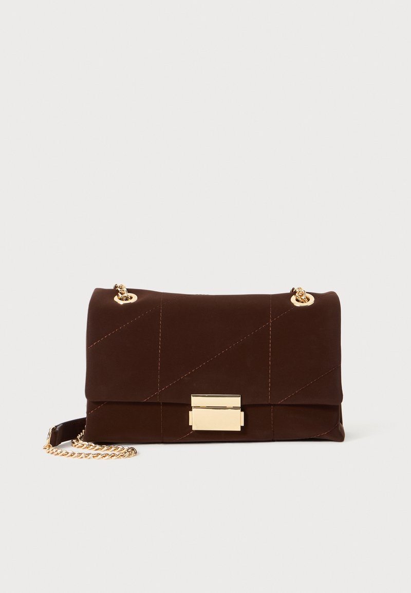 Brūnas ādas rokas soma ar kvadrātveida dizainu, zeltainām detaļām un ķēdes siksniņu. Iezīmētais taisnstūra vāks un metāla aizdare.