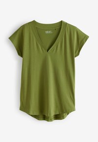 Camiseta de cuello en V de manga corta en verde oliva, hecha de un material suave con un corte relajado y un dobladillo ligeramente curvado en la parte inferior.
