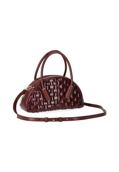 Borsa a tracolla intrecciata color bordeaux con forma arrotondata, texture lucida, doppi manici superiori e spallaccio regolabile. Dettaglio della cerniera dorata.