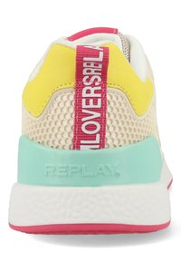 Textured sneaker met een crèmekleurige mesh bovenzijde, gele accenten, roze hieltab, turquoise middenzool en roze buitenzool; voorzien van het "REPLAY" logo op de hiel.