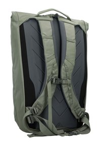 Zaino verde e nero che mostra il pannello posteriore imbottito, spallacci regolabili, fibbia sul petto e maniglia di trasporto su sfondo bianco.