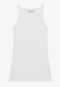 Camiseta sin mangas blanca con finos tirantes, hecha de material de algodón acanalado. Presenta un escote redondeado y una forma alargada. Etiqueta visible en la parte superior.