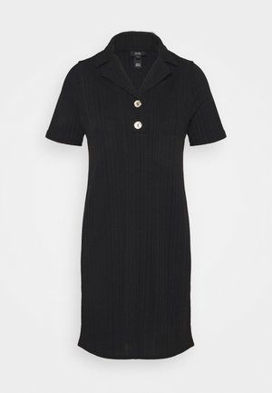 Robe noire à côtes avec des manches courtes, un col, trois boutons au niveau de la poitrine et une silhouette droite. Texture douce, design arrivant au genou.
