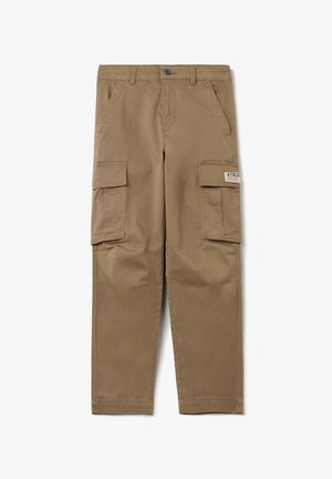 Bruine cargo-broek gemaakt van duurzaam materiaal, met twee grote zijzakken, een knopen sluiting en een rechte pijpdesign.