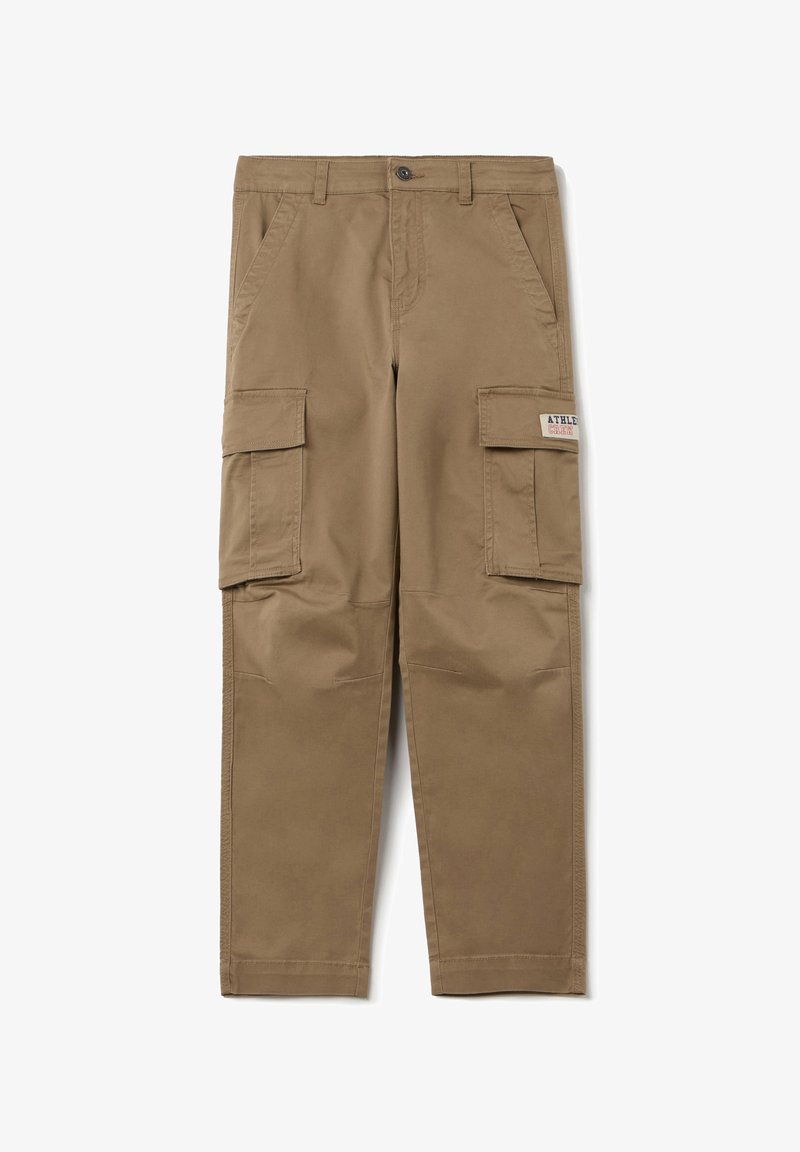 Bruine cargo-broek gemaakt van duurzaam materiaal, met twee grote zijzakken, een knopen sluiting en een rechte pijpdesign.