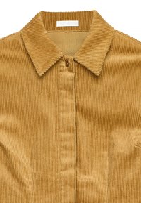 Ženska srajca iz kordoroba v zlato-rjavi barvi, z ovratnikom, z gumbom in rebrasto teksturo ter gladko notranjostjo.