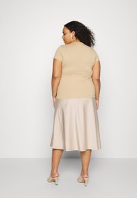 Calvin Klein Jeans MONOLOGO SLIM TEE 2 PACK - T-shirt básica - tawny sand/bright white