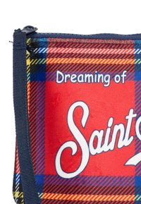 Bustina a motivo tartan con sfondo rosso e testo "Sognando San" in bianco. Completata con una cerniera blu navy e una tracolla di stoffa.