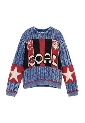 Blauer Zopfpullover mit rot-schwarzem gestreiftem Vorderteil mit dem Schriftzug "GOAL,", roten Ärmelbündchen mit weißen Sternen und rundem Ausschnitt.