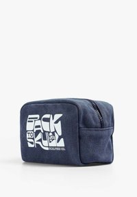 Navy farvet toilettaske med rektangulær form, lynlåslukning og hvid "Back to Skull" grafik med et kraniumikon.