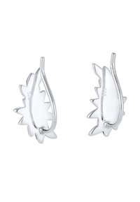 Örhängen i sterling silver med ett bladliknande mönster, som har släta ytor och en glänsande finish. Varje örhänge har en krokstängning.