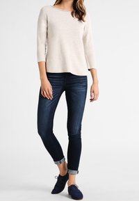 comma Sweter