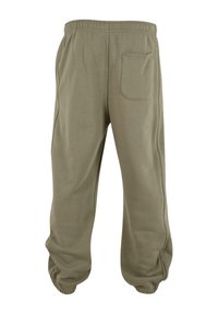 Pantaloni de trening de culoare verde măslin, confecționați dintr-un material moale, cu un cordon la talie, manșete elastice și un singur buzunar pe spate.