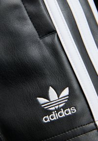 adidas Originals Rövidnadrágok - black