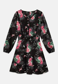 Vestido preto com estampado floral, de mangas longas, com flores rosas e verdes, uma cintura franzida e uma bainha em camadas com babados. Textura de tecido suave.