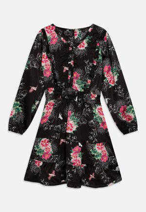 Vestido preto com estampado floral, de mangas longas, com flores rosas e verdes, uma cintura franzida e uma bainha em camadas com babados. Textura de tecido suave.