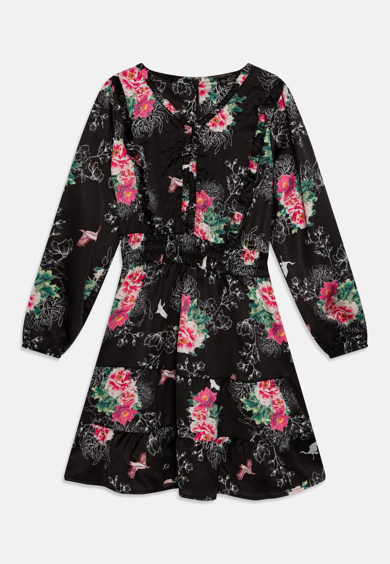 Vestido preto com estampado floral, de mangas longas, com flores rosas e verdes, uma cintura franzida e uma bainha em camadas com babados. Textura de tecido suave.