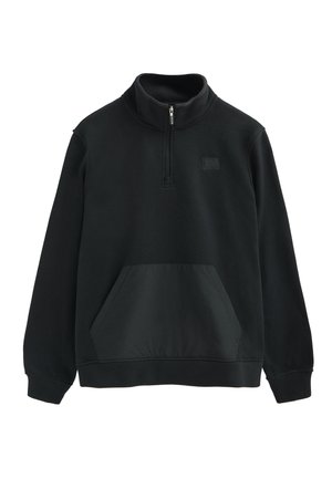 Sudadera negra de forro polar con cuello alto, cierre de cremallera y bolsillo canguro en la parte frontal. Presenta una textura suave y un logo destacado en el pecho.